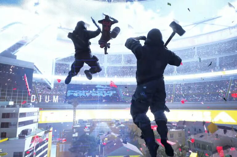 Two players jumping with sledgehammers in Skyview Stadium in The Finals